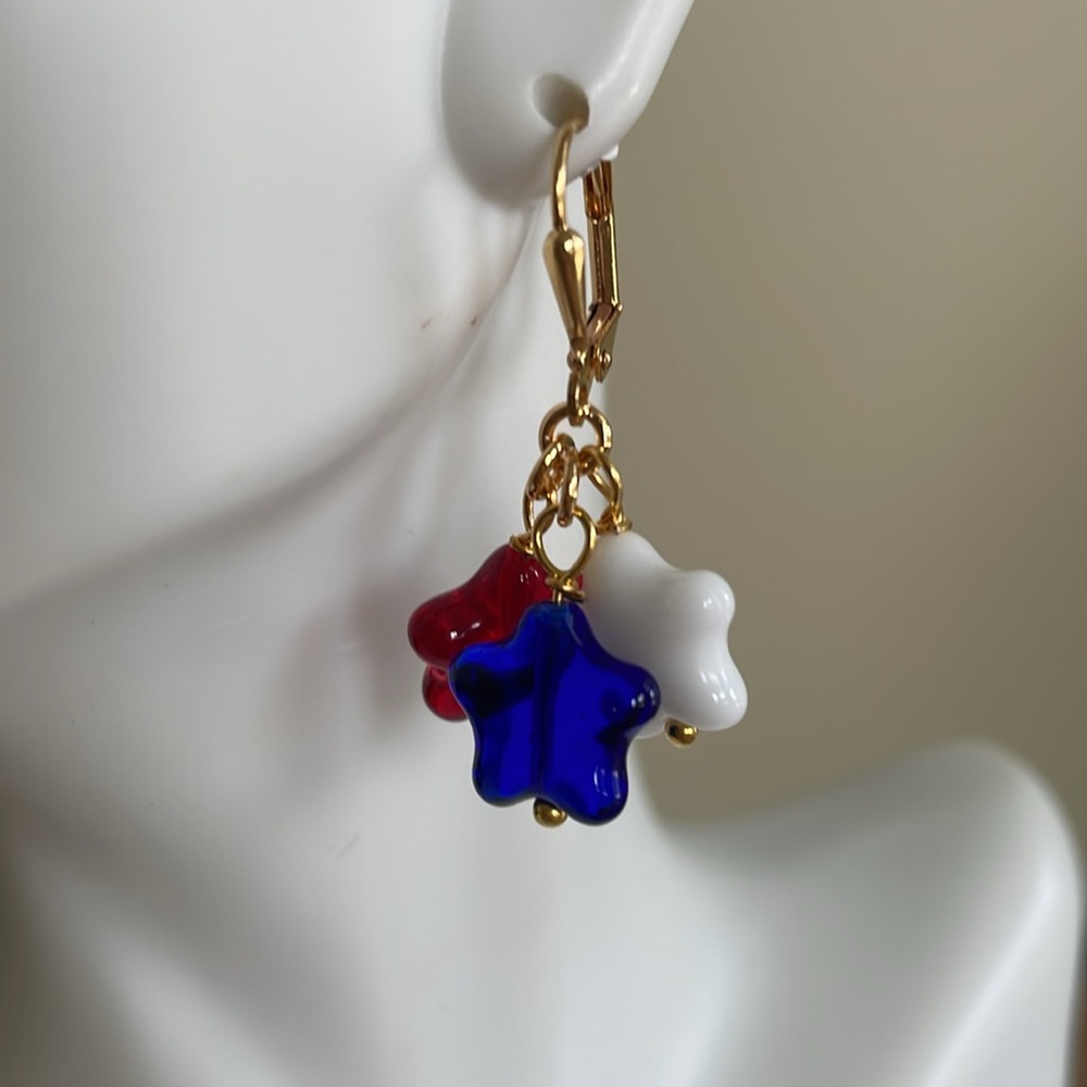 HAND CRAFTED PATRIOTIC STARS PIERCED EARRINGS Red White and Blue Glass Stars